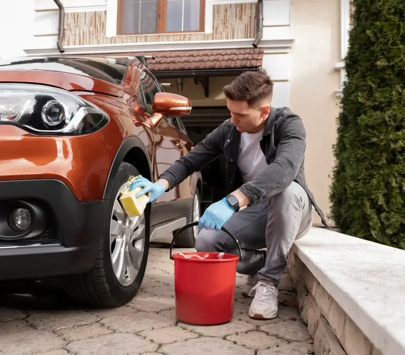 Lavage auto à domicile Pouilloux : professionnel intervenant sur un véhicule